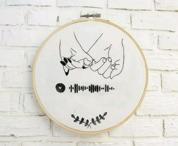 Quadro Decorativo Interativo Spotify Bordado Casal