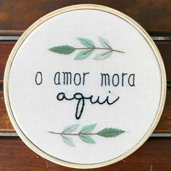 Quadro Decorativo Personalizado Bordado - o Amor Mora Aqui