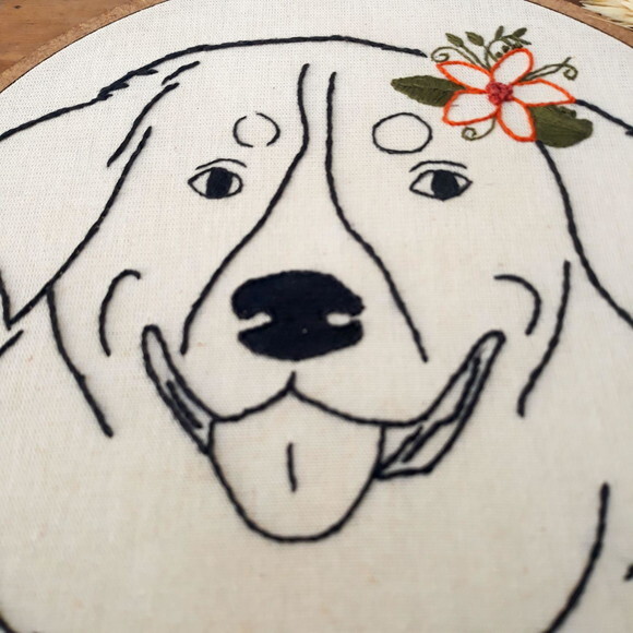 Quadro Decorativo Pet Dog com Flores Bordado à Mão