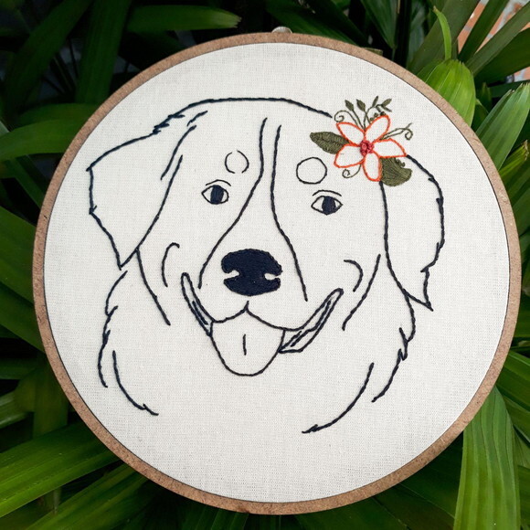 Quadro Decorativo Pet Dog com Flores Bordado à Mão