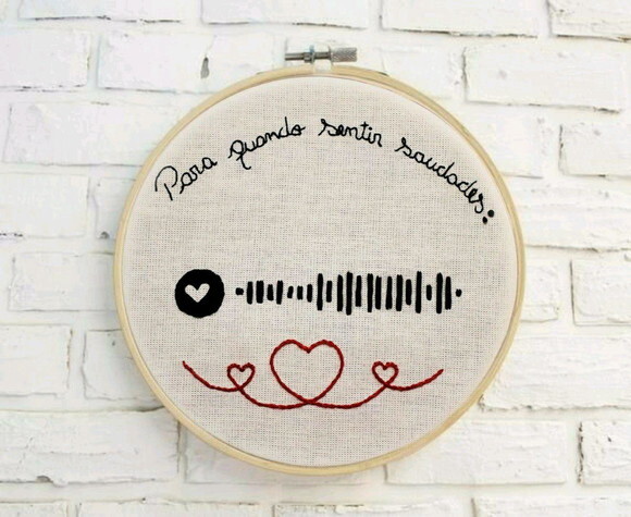 Quadro Interativo Spotify Bordado Casal - Dia dos namorados