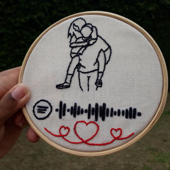 Quadro Interativo Spotify Bordado Casal - Dia dos Namorados