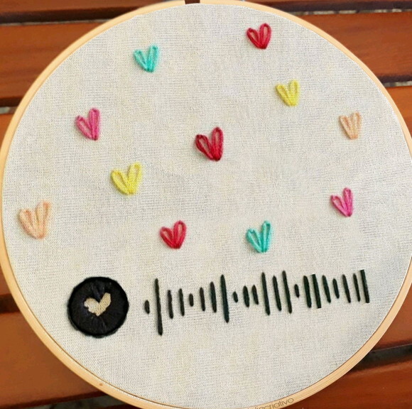 Quadro Interativo Spotify Bordado Casal - Playlist do Amor