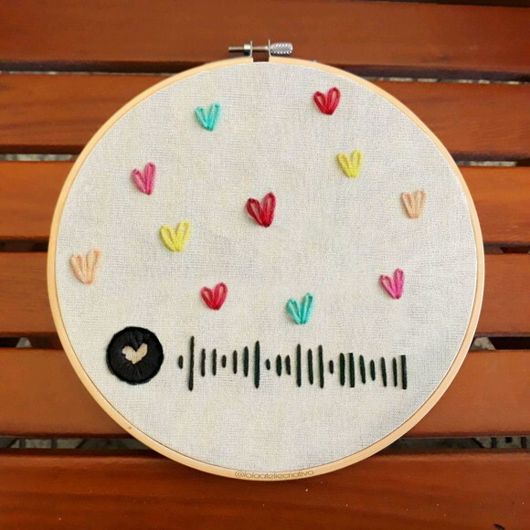 Quadro Interativo Spotify Bordado Casal - Playlist do Amor