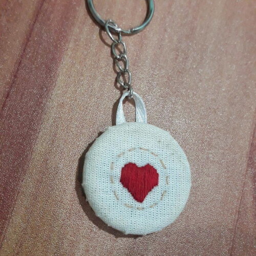 Chaveiro Personalizado Coração Bordado à Mão