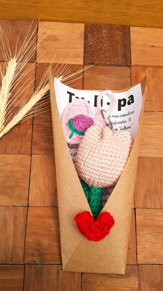 Chaveiro Tulipa & Coração Personalizado - Bordado à Mão