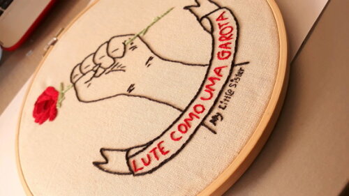 Quadro Decorativo - Lute Como Uma Garota Bordado à Mão