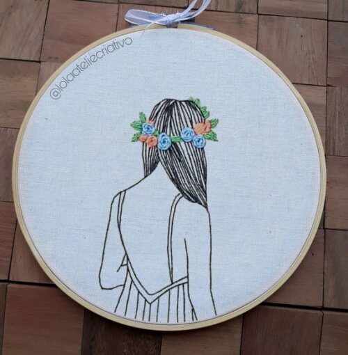 Quadro Decorativo - Menina com Flores Bordado à Mão 02