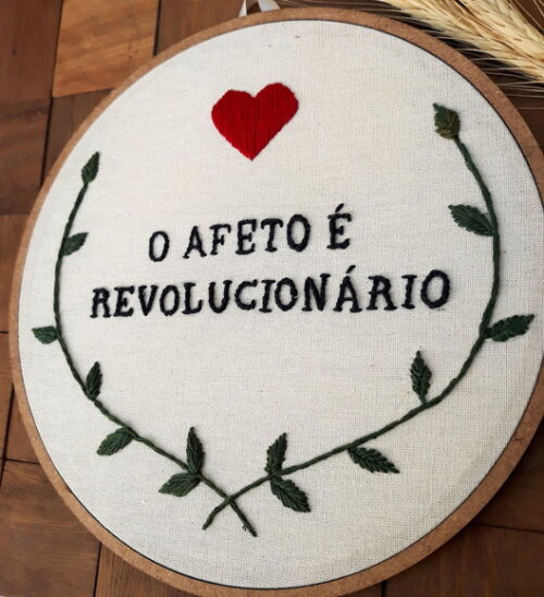 Quadro Decorativo Bordado - o Afeto É Revolucionário