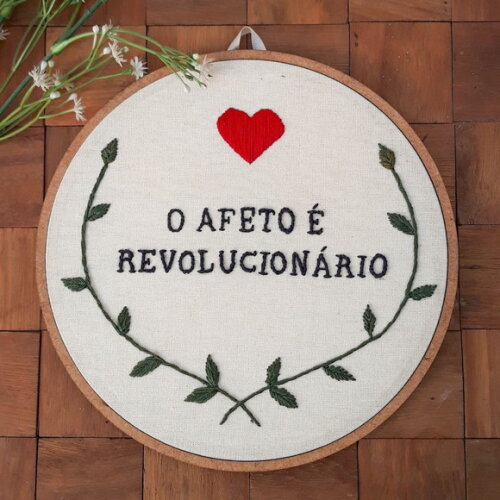 Quadro Decorativo Bordado - o Afeto É Revolucionário