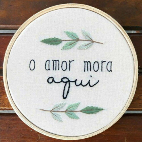 Quadro Decorativo Personalizado Bordado - o Amor Mora Aqui