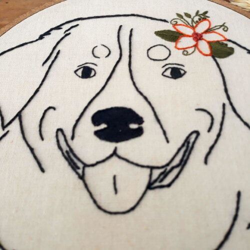 Quadro Decorativo Pet Dog com Flores Bordado à Mão