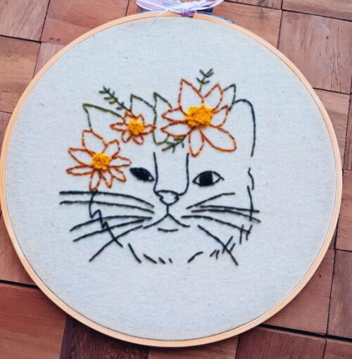 Quadro Decorativo Pet Gato com Flores Bordado à Mão