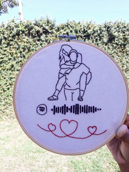 Quadro Interativo Spotify Bordado Casal - Dia dos Namorados