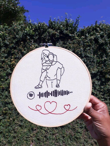 Quadro Interativo Spotify Bordado Casal - Dia dos Namorados