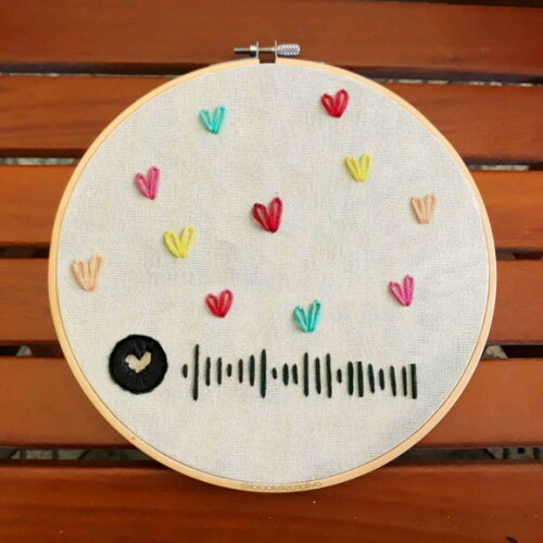 Quadro Interativo Spotify Bordado Casal - Playlist do Amor