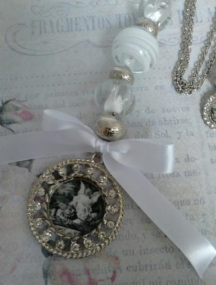 Medalhão Pingente de Berço Anjo da Guarda Redondo com Strass