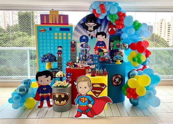 Display de Chão em mdf Caricatura Aniversário Superman