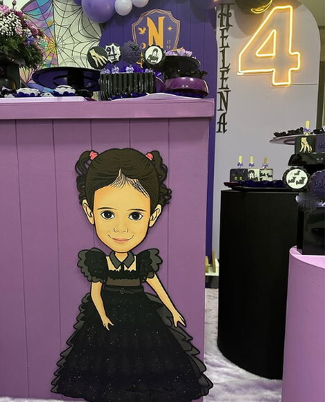 Display Totem de Chão Caricatura Aniversário Wandinha