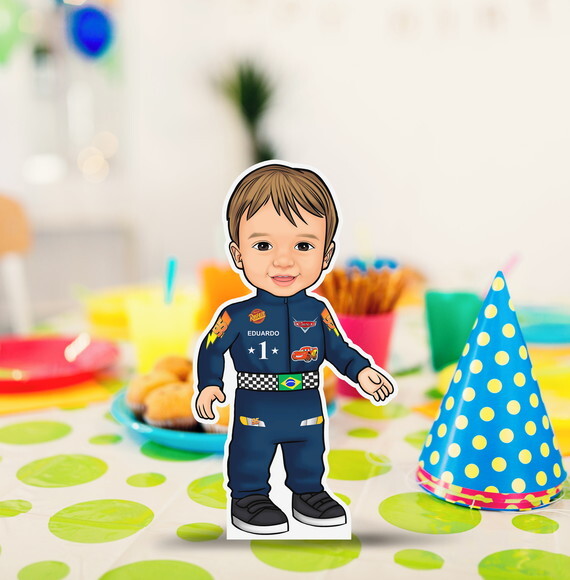 Display Totem de Mesa mdf Caricatura Piloto Carros 20cm
