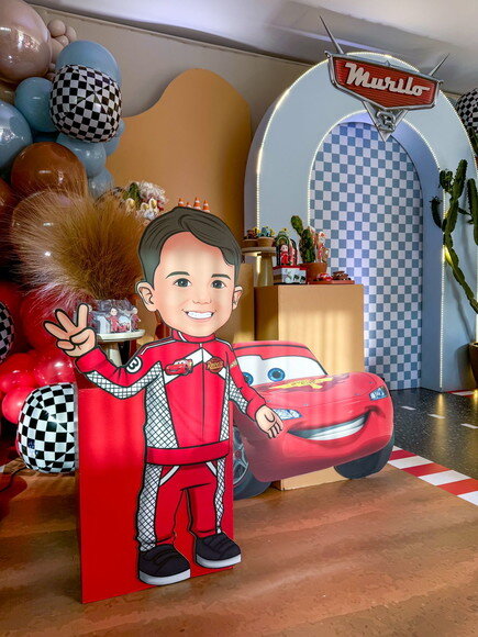 Display Totem de Chão Caricatura Aniversário Piloto Carros
