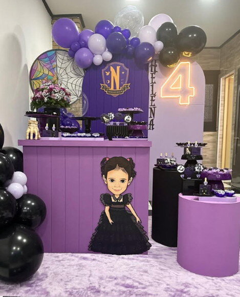 Display Totem de Chão Caricatura Aniversário Wandinha