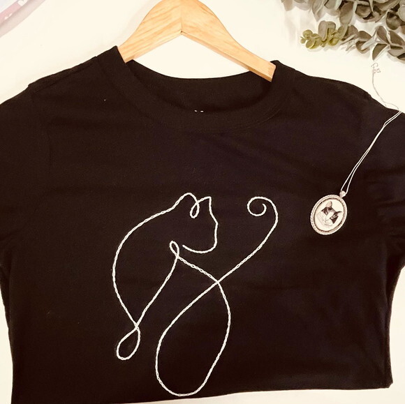Camiseta Bordada a Mão Gato