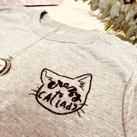 Camiseta Bordada a Mão Louca dos Gatos