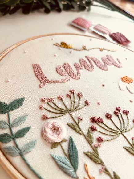 Porta Maternidade Bordado a Mão Personalizado - Jardim