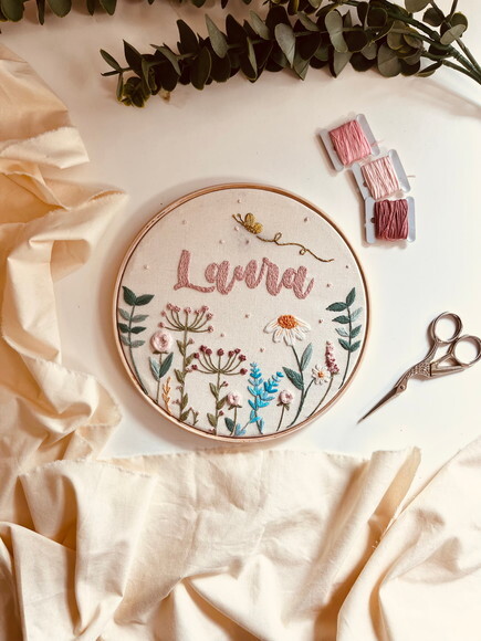 Porta Maternidade Bordado a Mão Personalizado - Jardim