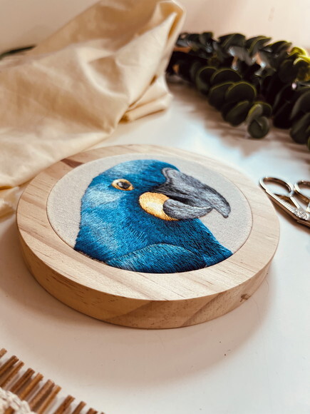 Quadro Decorativo Arara Azul Bordada à Mão