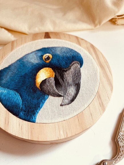 Quadro Decorativo Arara Azul Bordada à Mão