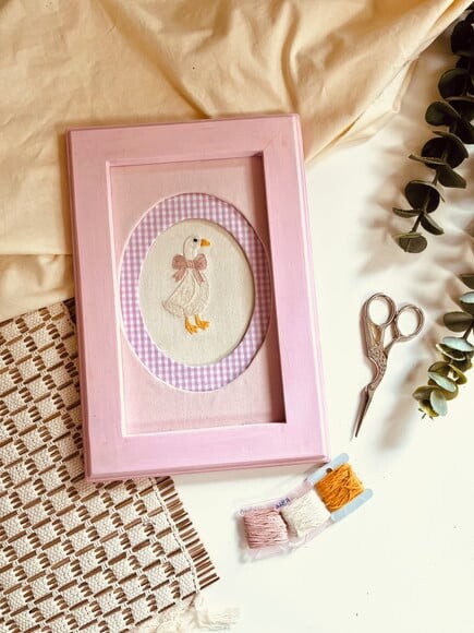 Quadro Patinho Bordado a Mão Quarto Bebê
