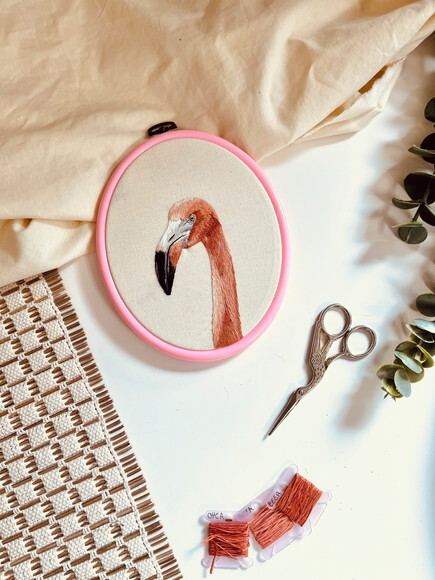 Quadro Decorativo Flamingo Bordado à Mão