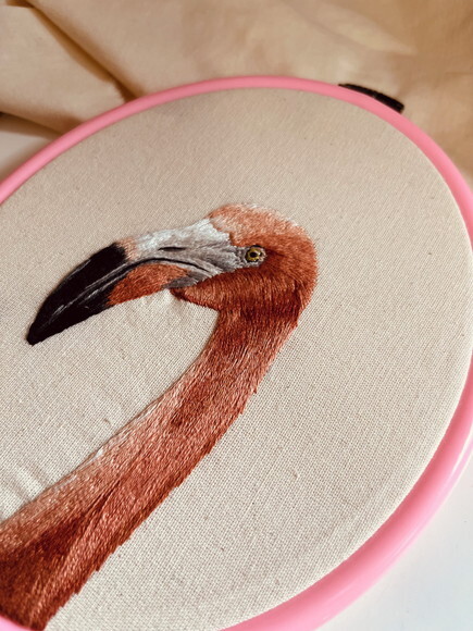 Quadro Decorativo Flamingo Bordado à Mão