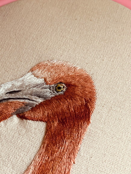 Quadro Decorativo Flamingo Bordado à Mão