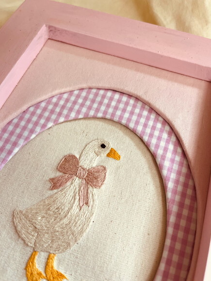 Quadro Patinho Bordado a Mão Quarto Bebê