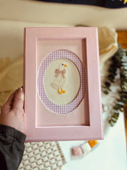 Quadro Patinho Bordado a Mão Quarto Bebê
