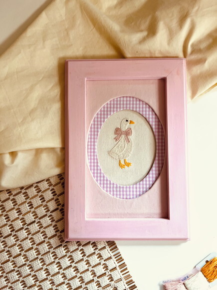 Quadro Patinho Bordado a Mão Quarto Bebê