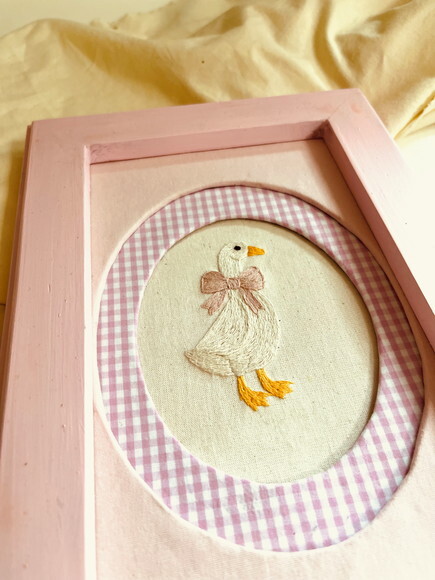 Quadro Patinho Bordado a Mão Quarto Bebê