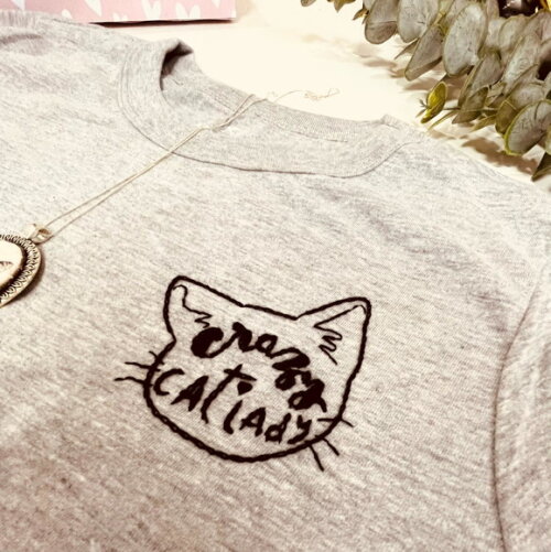 Camiseta Bordada a Mão Louca dos Gatos