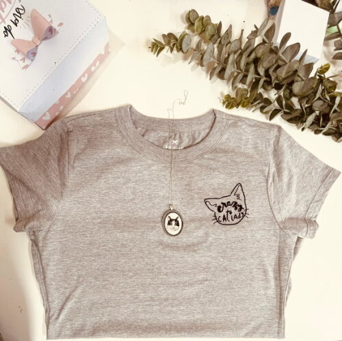 Camiseta Bordada a Mão Louca dos Gatos