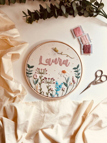 Porta Maternidade Bordado a Mão Personalizado - Jardim