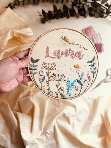 Porta Maternidade Bordado a Mão Personalizado - Jardim