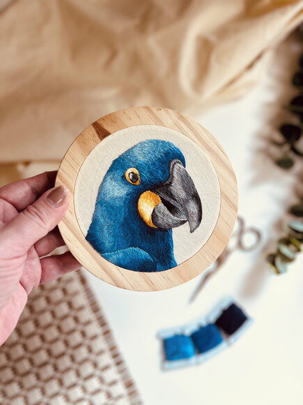 Quadro Decorativo Arara Azul Bordada à Mão