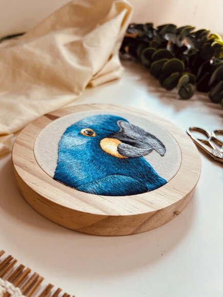 Quadro Decorativo Arara Azul Bordada à Mão