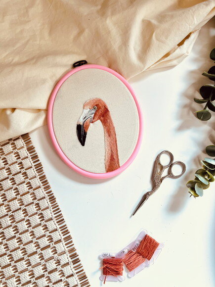 Quadro Decorativo Flamingo Bordado à Mão