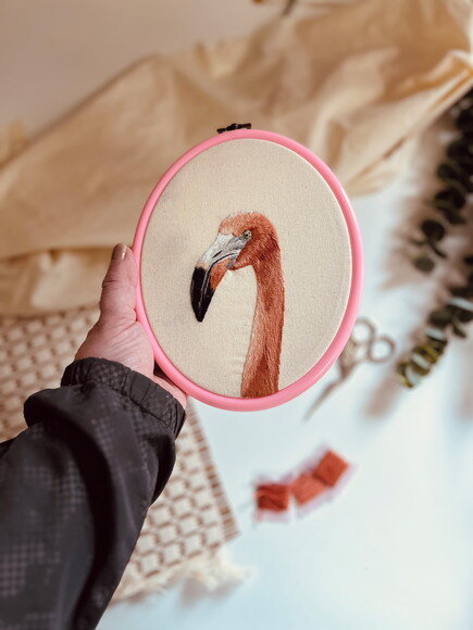 Quadro Decorativo Flamingo Bordado à Mão