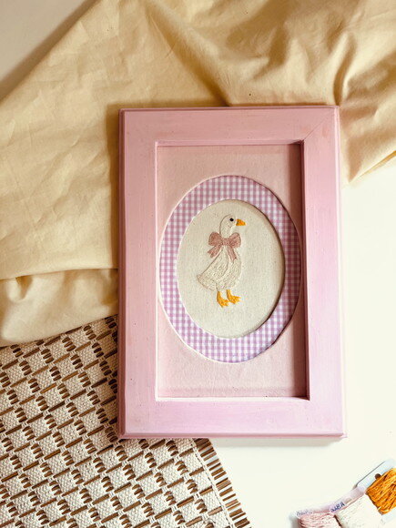 Quadro Patinho Bordado a Mão Quarto Bebê