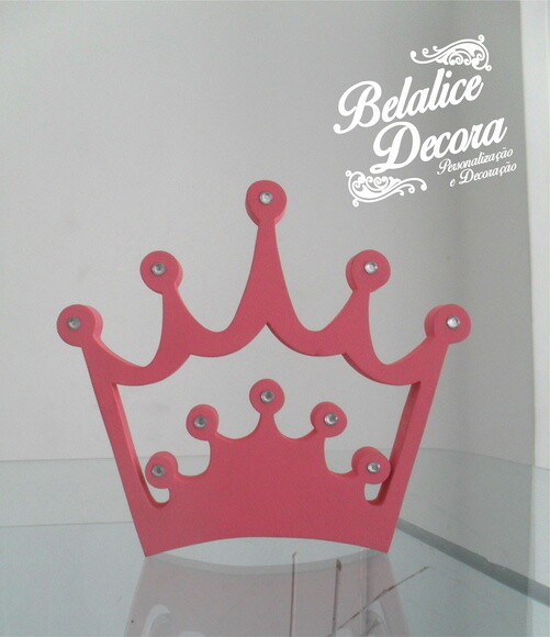 Coroa em mdf com aplicação de strass ou pérola - 10 cm